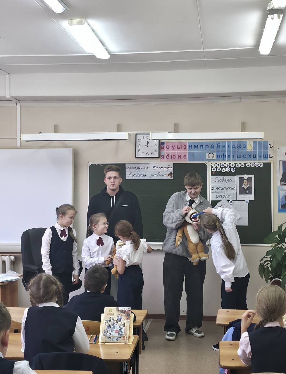 18 октября 2025 .Старший преподаватель Панькина С.Ю. с группой 24лс4 провели проф.ориентационную работу и  урок гигиены полости рта 3 классу - школы №55